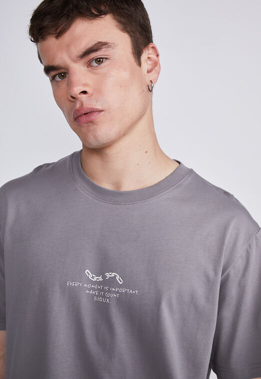 Polera Hombre Gris Cadena Letras Sioux