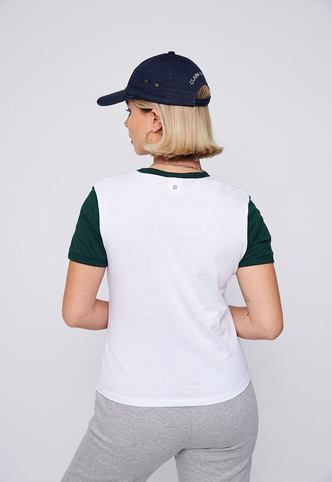 Polera blanca con mangas negras best sale