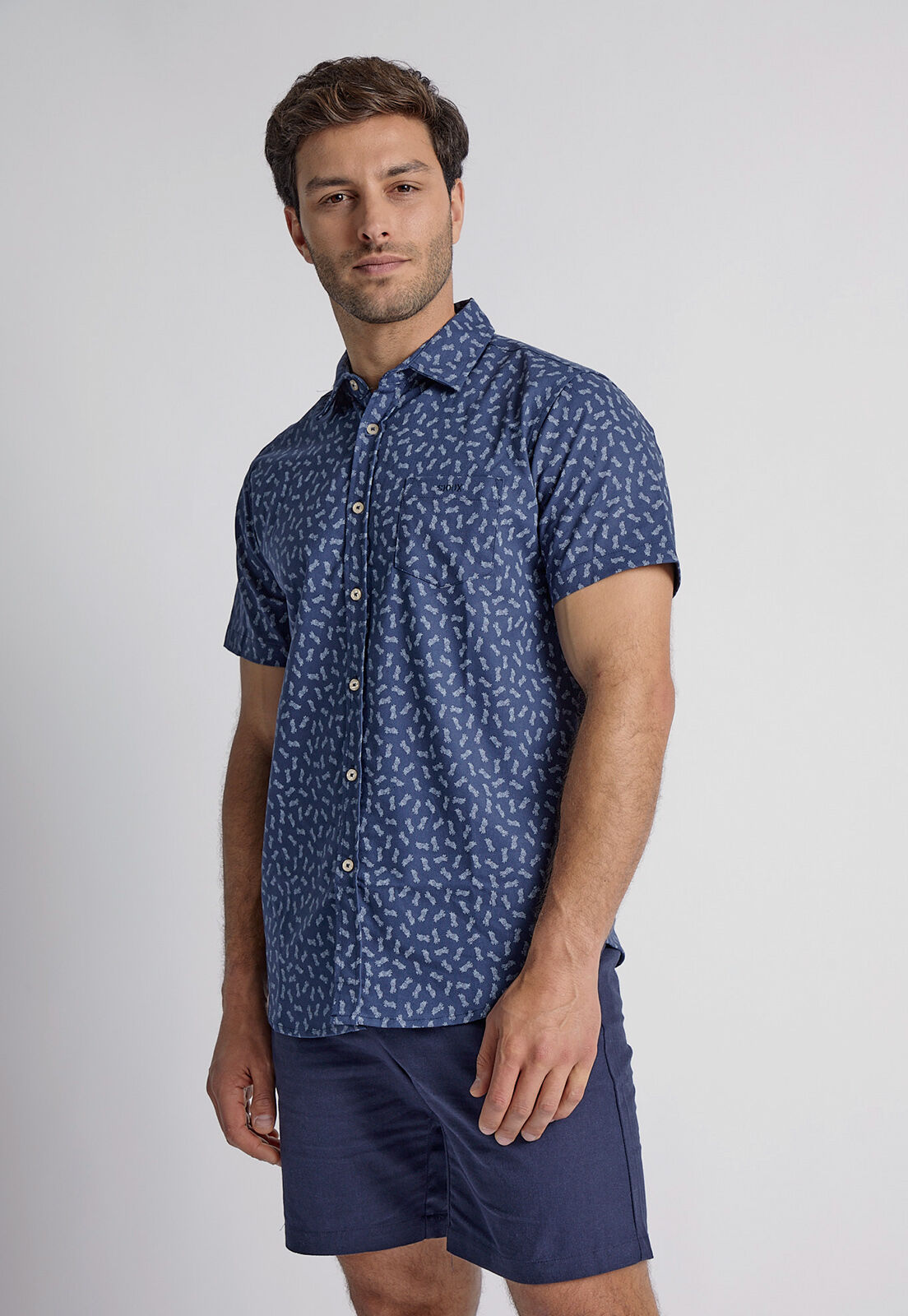 Moda short sale con camisa hombre