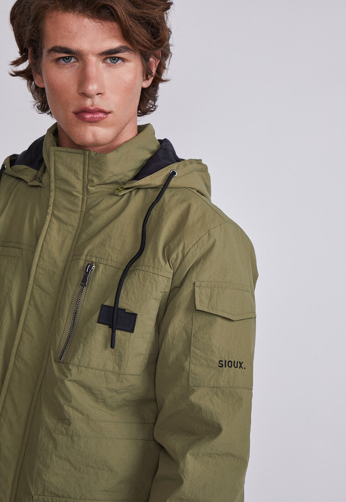 Chaqueta verde larga hombre 2025
